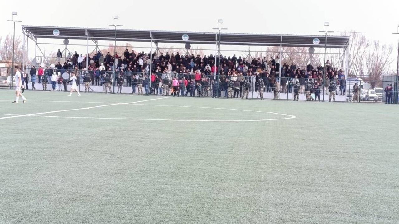 Kayseri Sindelhöyük’de futbol coşkusu tribünlere sığmıyor! Taraftarlar traktöre çıktı