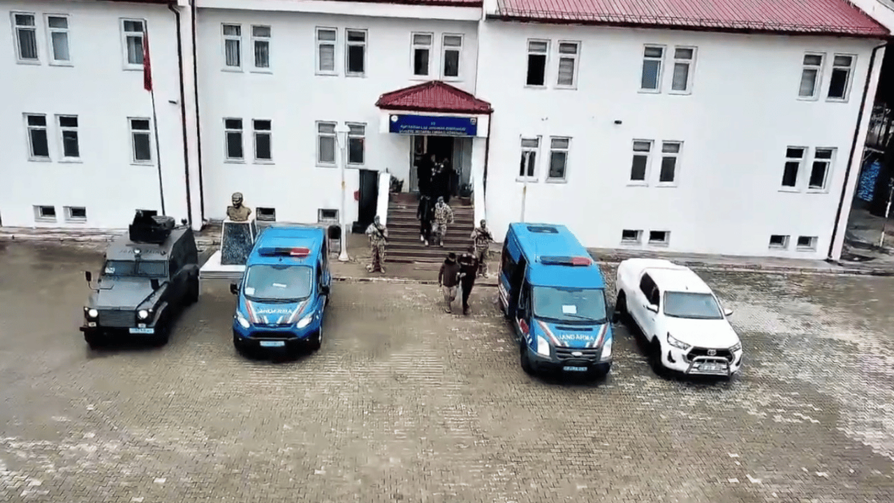 Yol kontrolünde şüpheli minibüs: 10 kişi tespit edildi