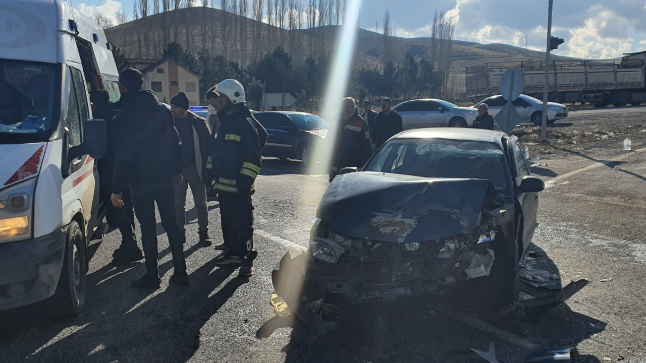 Otomobil ile kamyon çarpıştı: 5 Yaralı