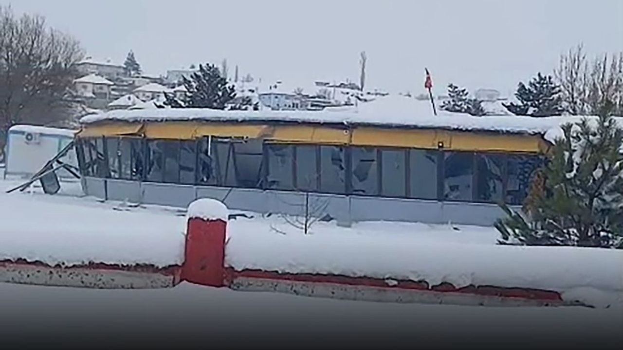 Karın ağırlığına dayanamayan düğün salonunun çatısı çöktü!