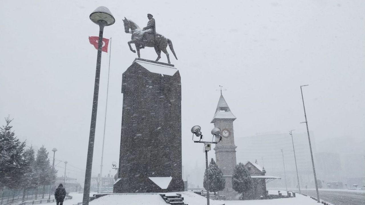 Yeni yılın ilk gününde Kayseri beyaza büründü! Kartpostallık kış manzaraları