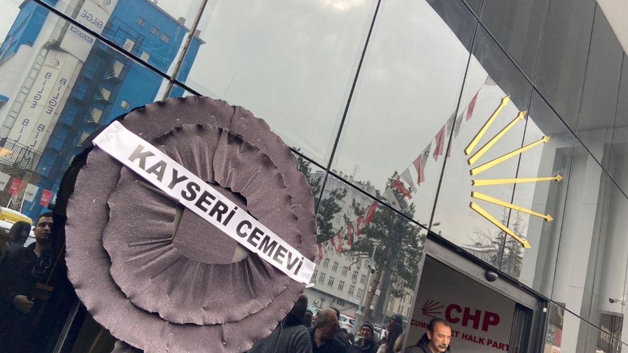 Kayseri’de Alevi kurumlarından CHP İl başkanlığı önüne siyah çelenk