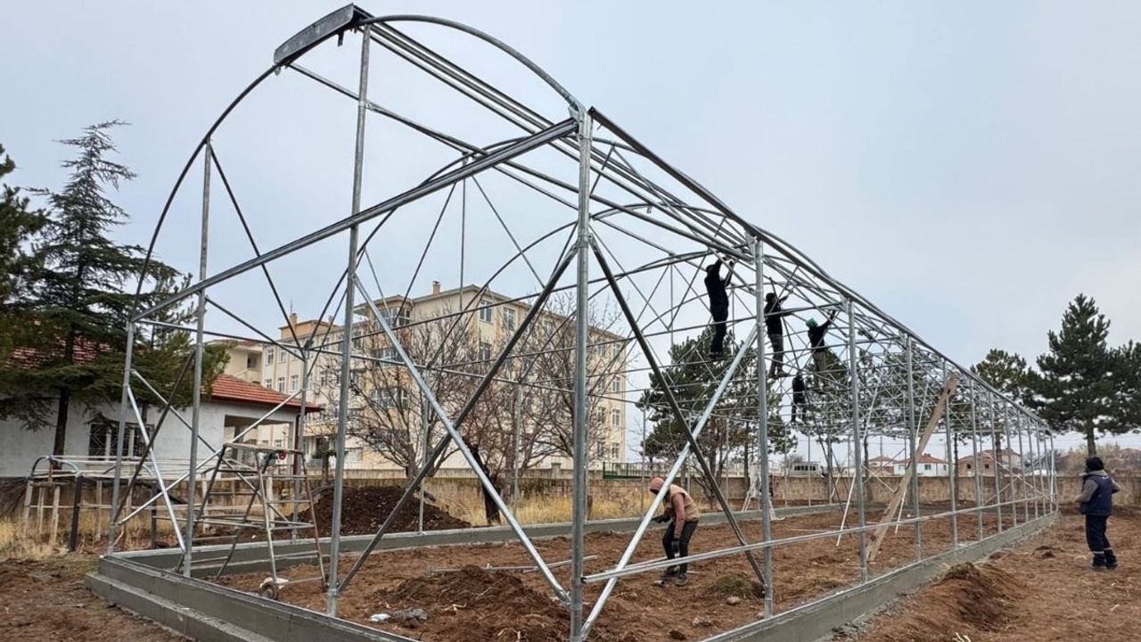 Kayseri’de gençler artık serada yetişecek: Büyükşehirden 460 bin TL’lik yatırım