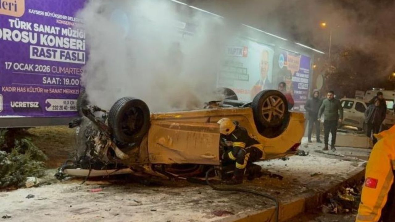 Kayseri’de kaza: İki otomobil çarpıştı biri takla atarak alev aldı, 2 ağır 3 yaralı