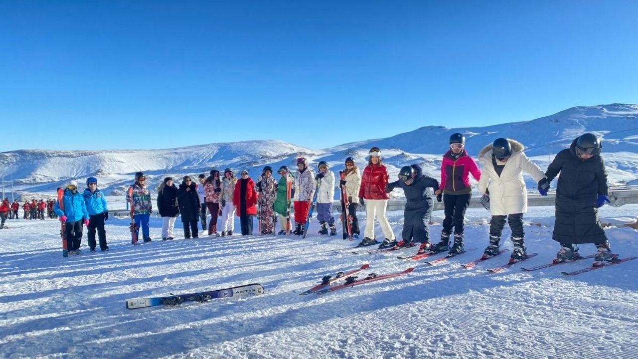 Başkan Meral Koşar Erciyes'te kadınlarla zirveye çıktı: Kayak yapmayan kadın kalmasın!