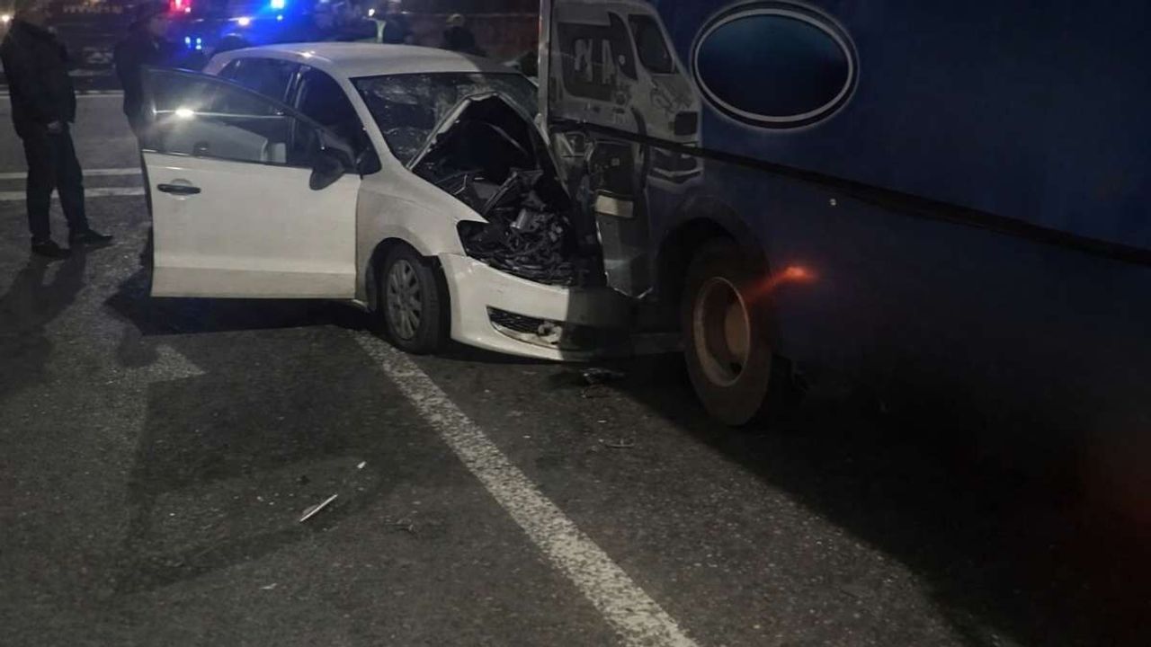 Niğde Galericiler Mevkiinde kaza: Otomobil halk otobüsüne çarptı