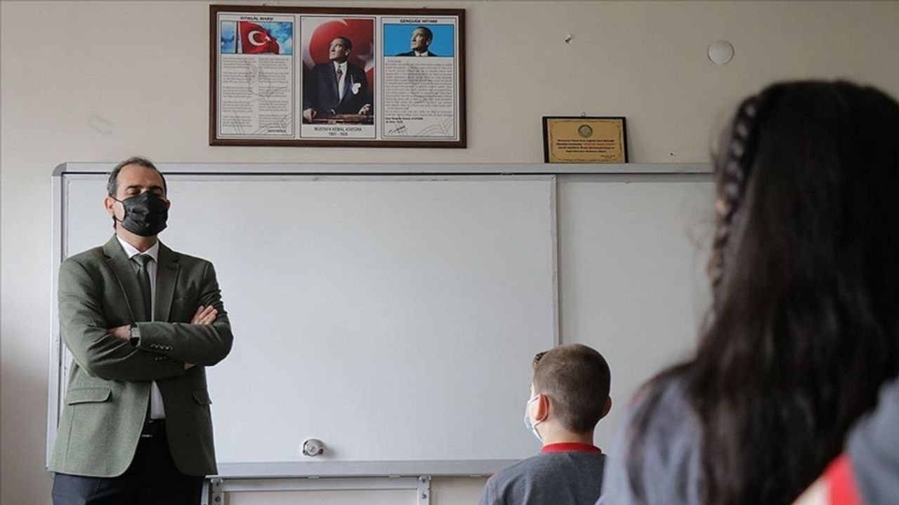 Kayserili öğretmen öğrencileri için pes etmedi: Ağır kazadan sonra yeniden sınıfa döndü