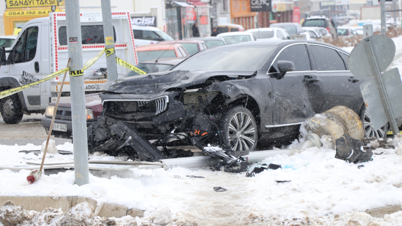Sanayi Kavşağında feci çarpışma: 2 kişi yaralandı