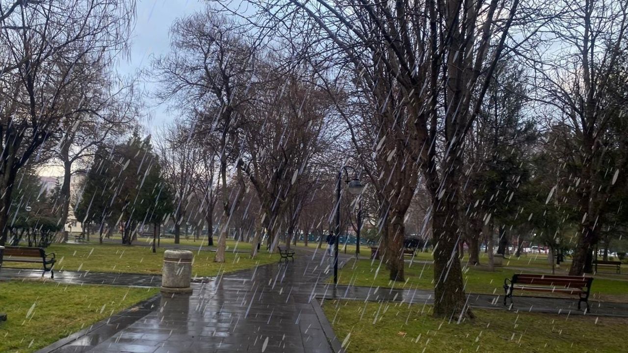 Meteoroloji’den Kayseri hava durumu için kuvvetli yağış uyarısı: Sel ve fırtınaya dikkat!