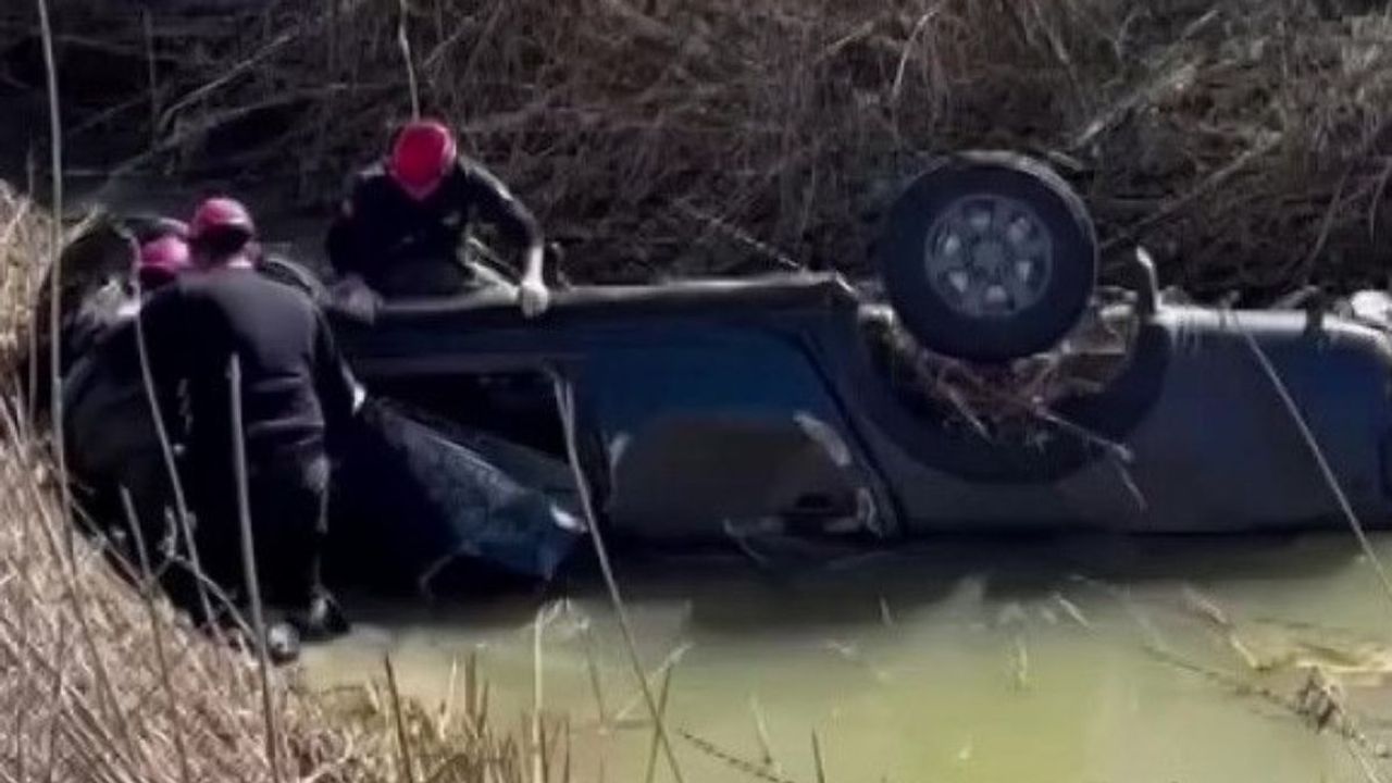 Dereye devrilen kamyonetin sürücüsü hayatını kaybetti