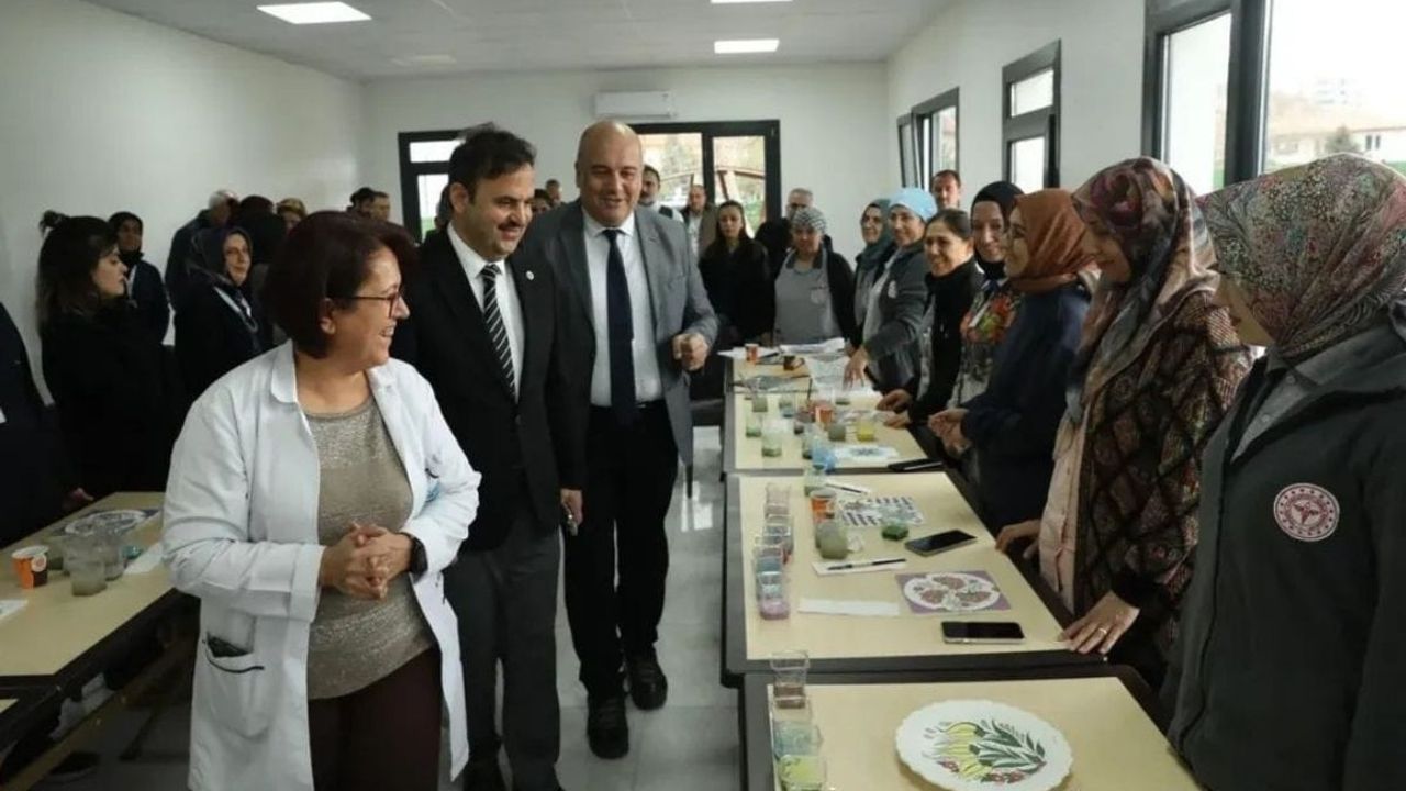 Kayseri Devlet Hastanesi’nde sağlık çalışanları sanatla nefes alıyor