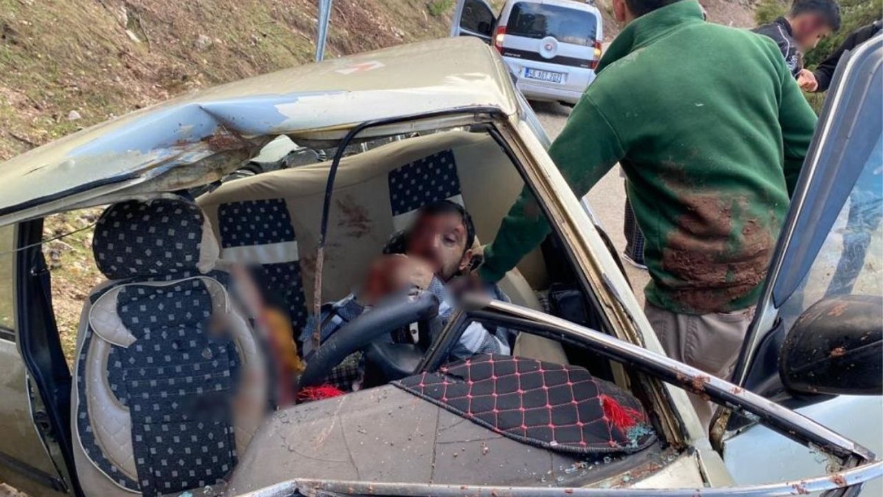 Korkunç kaza: Kopan kaya parçası otomobile saplandı: 2'si ağır 4 yaralı