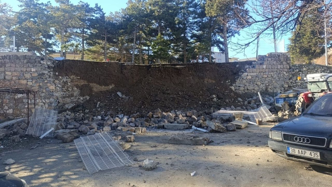 Kayseri'de göçük: Devlet hastanesi bahçesinde istinat duvarı çöktü!