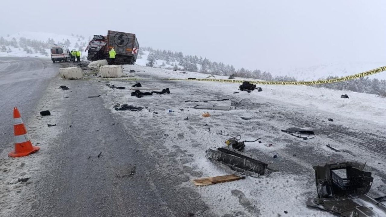 Feci kaza! İki tır kafa kafaya çarpıştı: 1 ölü, 2 ağır yaralı