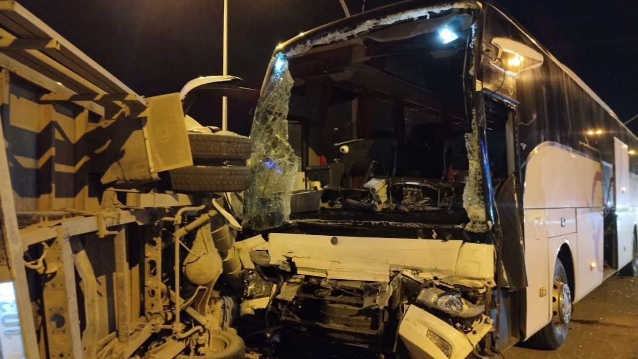 Kayseri’de yolcu otobüsü ile kamyonet kavşakta çarpıştı: 5 kişi yaralandı