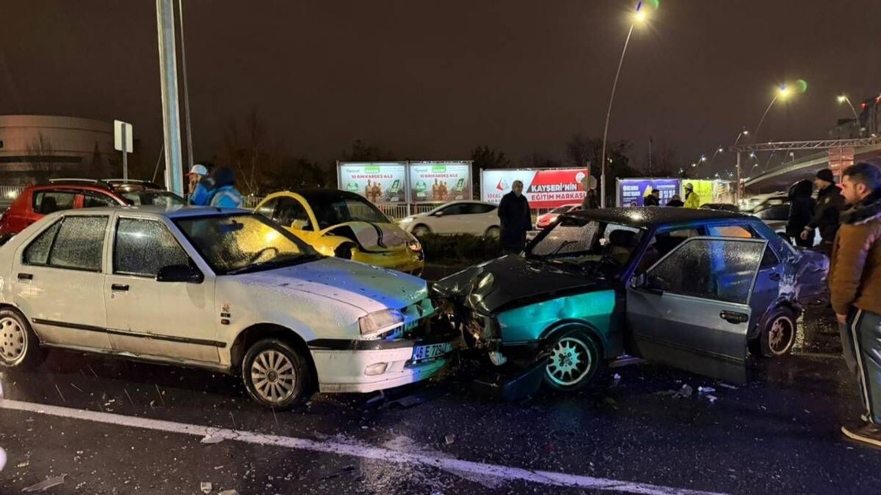 Kayseri Sümer üst geçidinde kaza! 4 Araç birbirine girdi