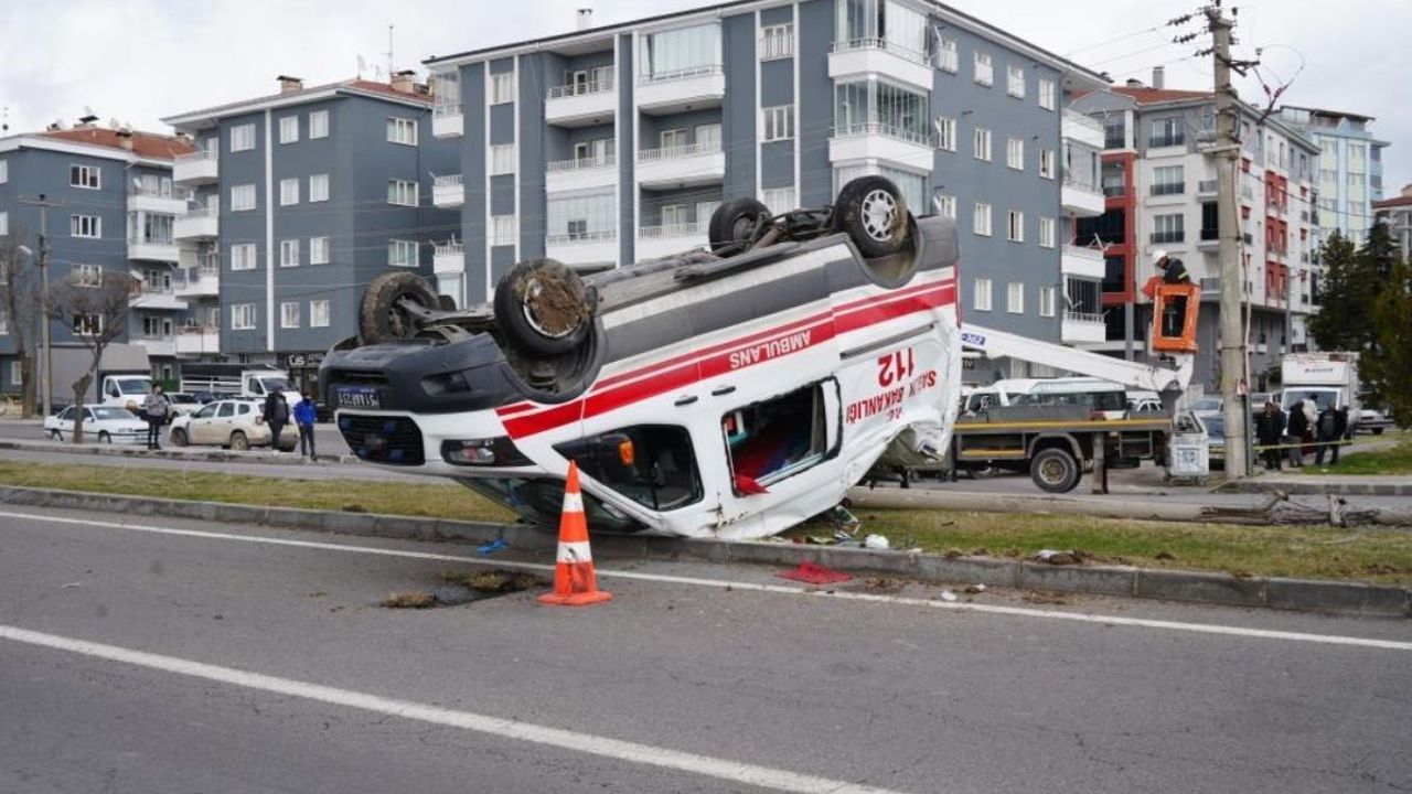 Niğde'de ambulans kazası! 3 sağlıkçı yaralandı