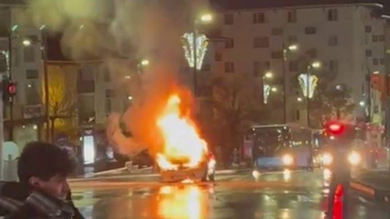 Sivas’ta korkutan görüntüler! Seyir halindeki taksi aniden alev aldı