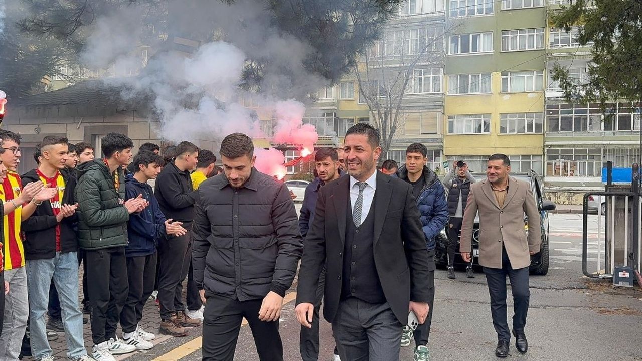 Kayseri Ülkü Ocakları’ndan Kayserisporlu futbolcularla lise ziyareti