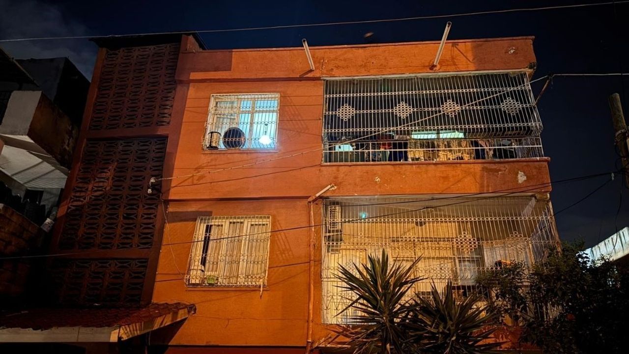 Adana’da 3 katlı binada patlama: 1 ölü 1 ağır yaralı