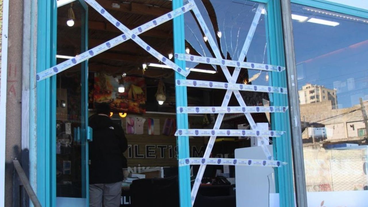 Adana'da parke taşıyla cam kırarak hırsızlık yapan 2 şüpheli tutuklandı