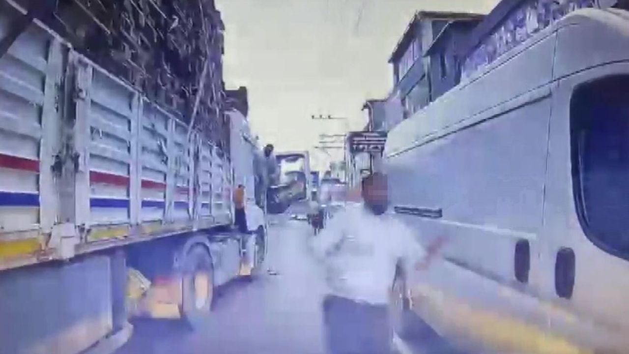 Adana'da trafikte bıçaklı saldırı! Tırdaki yolcu, Otomobil sürücüsüne saldırdı