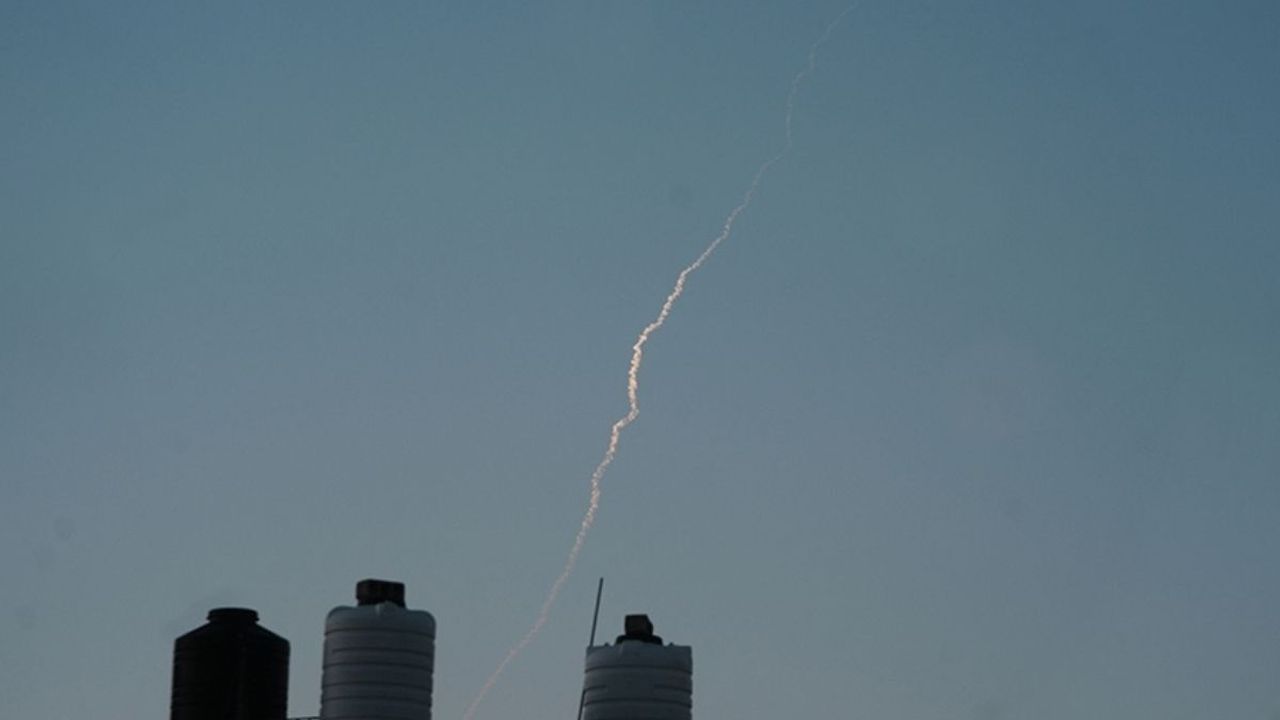 İran, İsrail'in Nükleer Tesisinin bulunduğu Dimona kentine füze saldırısı gerçekleştirdi