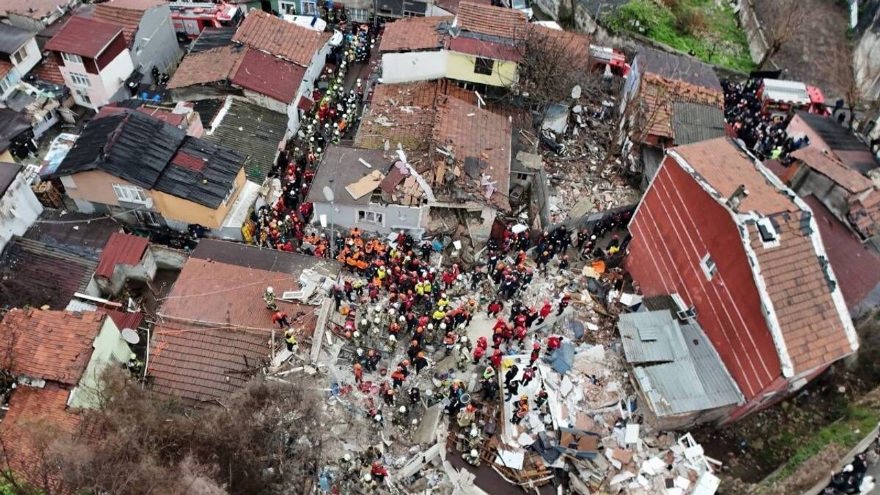 İstanbul Fatih’te çöken binada bir kişinin cansız bedenine ulaşıldı