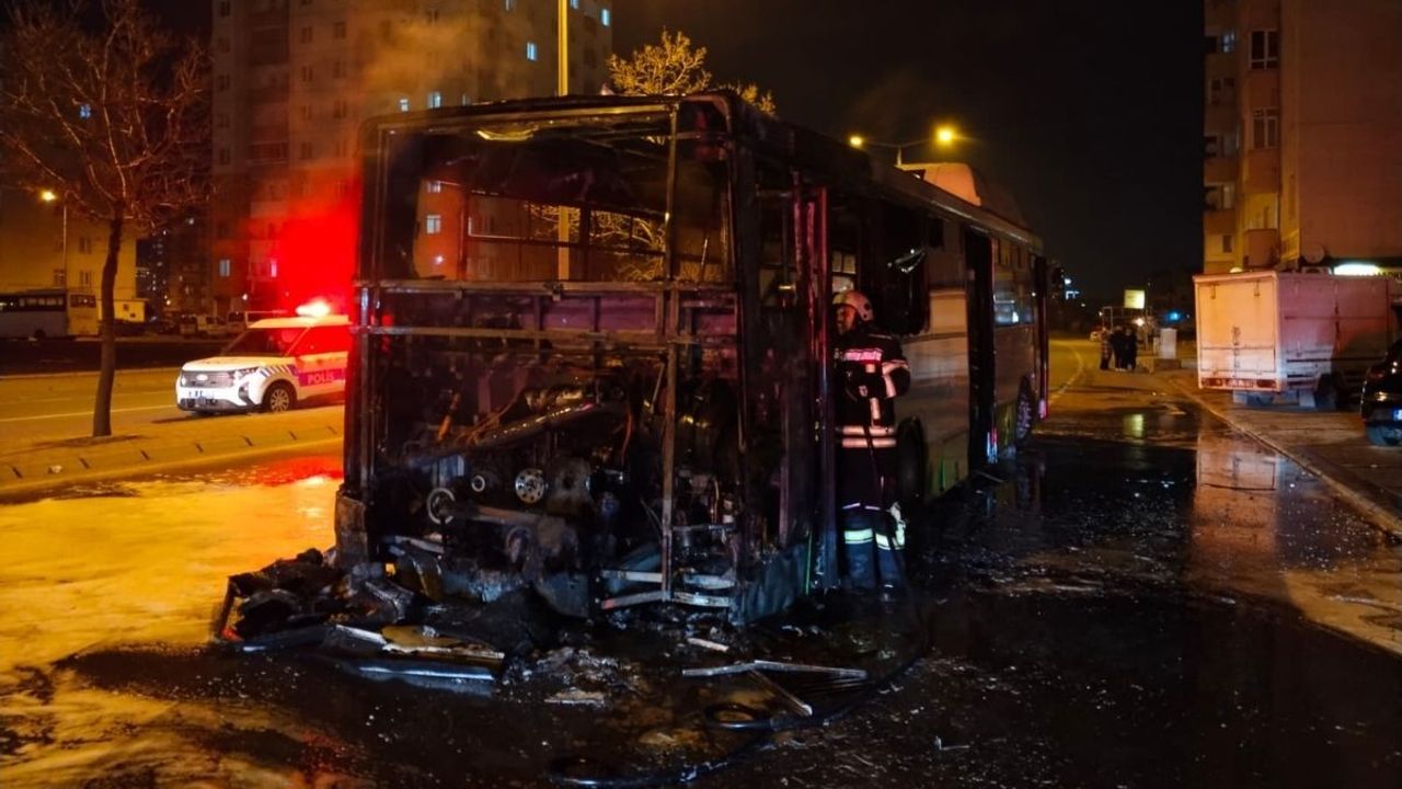 Kayseri’de seyir halindeki özel halk otobüsü alev alev yandı