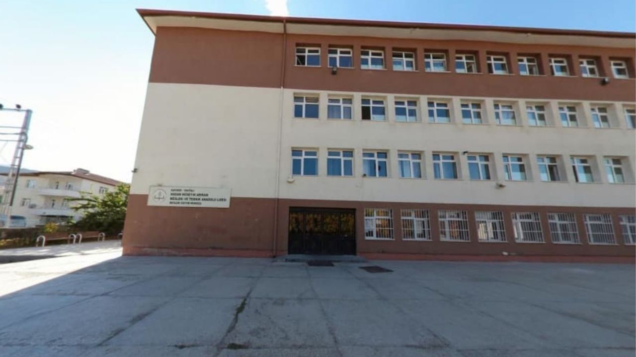 Kayseri'de bıçaklı kavga: Liselilerin koltuk tartışması kanlı bitti!