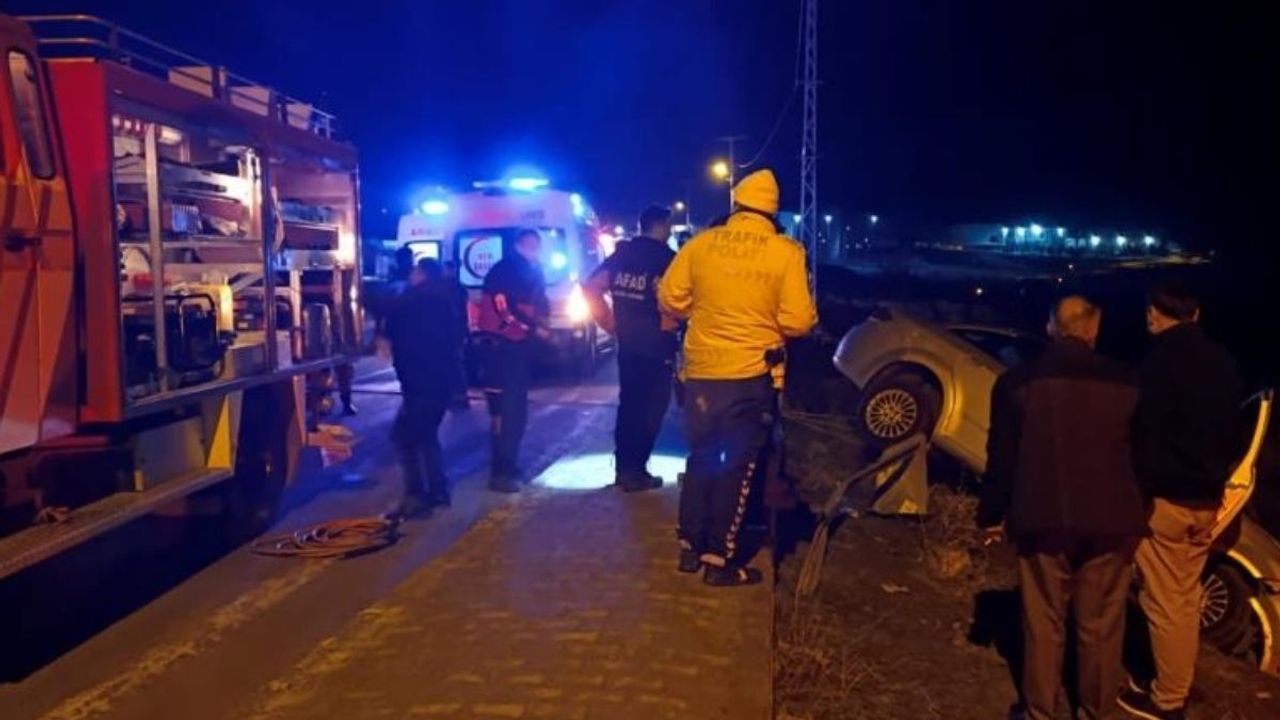 Yoldan çıkan otomobil bariyerlere çarptı: 1'i ağır 2 yaralı