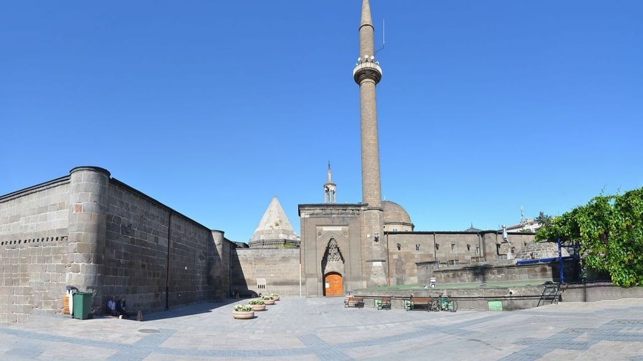 Hunat Camii yeni siluetine kavuştu!