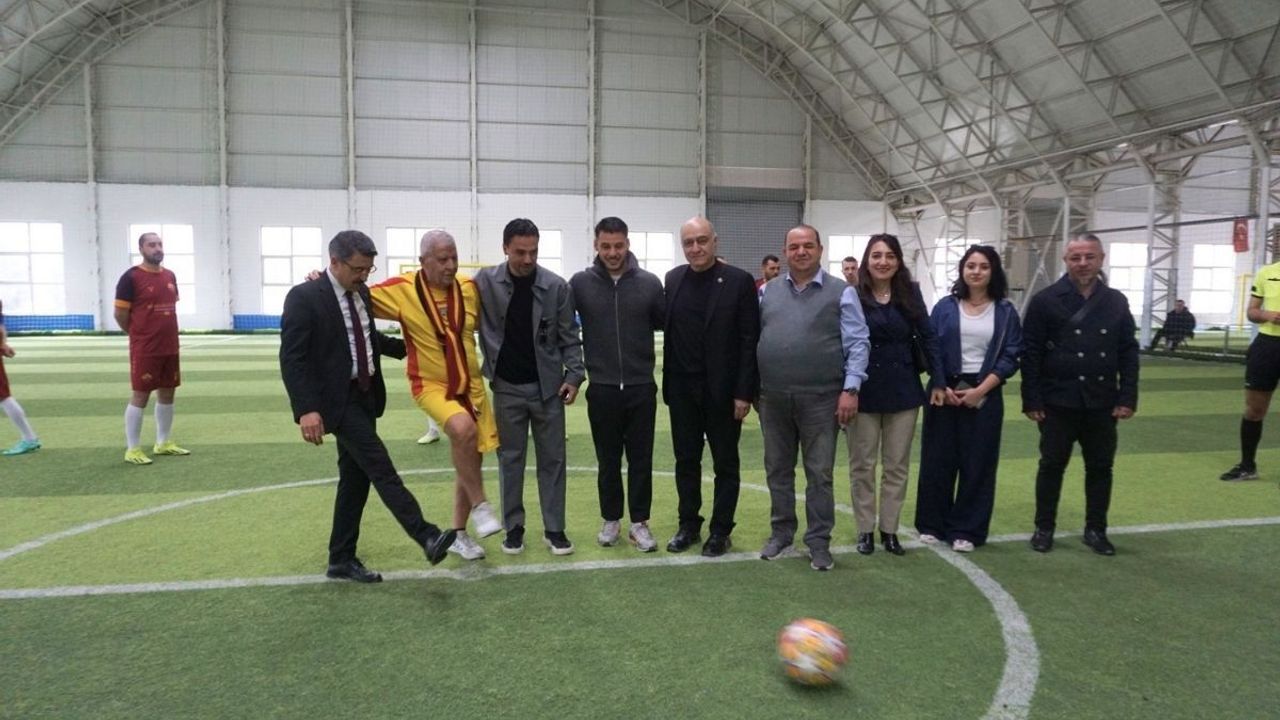 Kayserisporlu Furkan Soyalp ve Dorukhan Toköz açılışı yaptı: Kayseri Barosu futbol turnuvası başladı