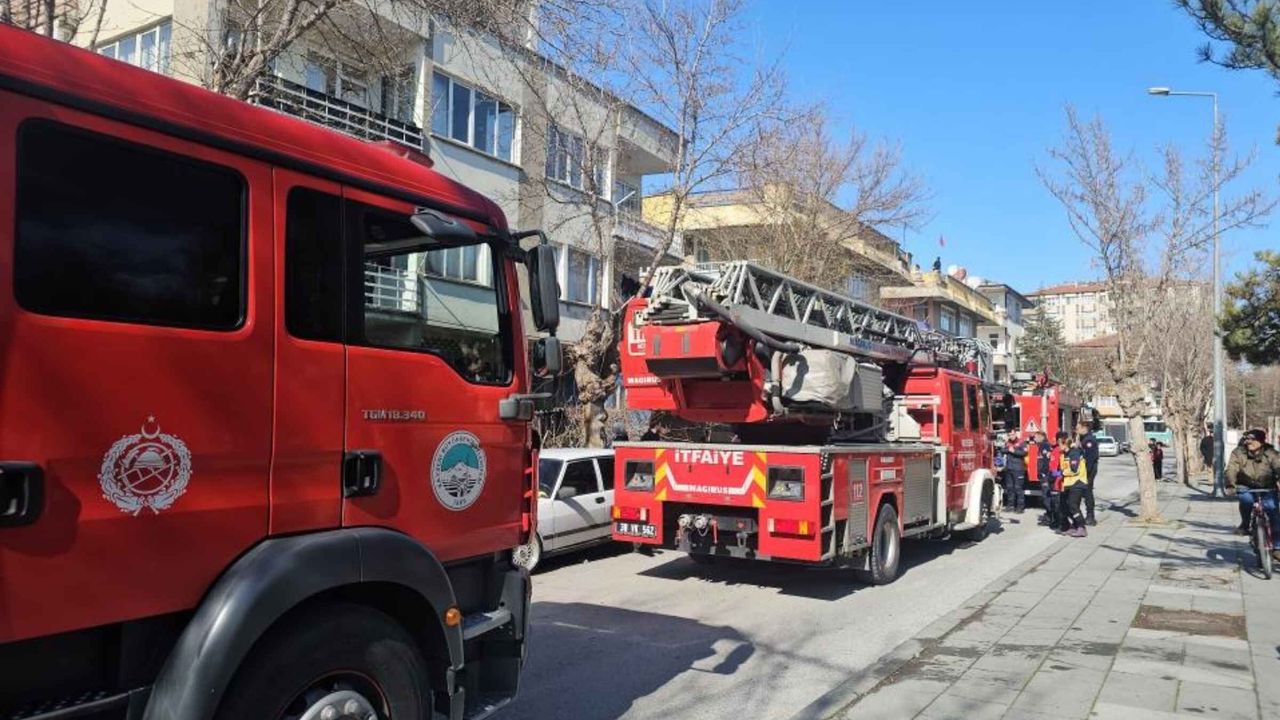 Kayseri Fevzi Çakmak’ta 4 katlı binada yangın çıktı