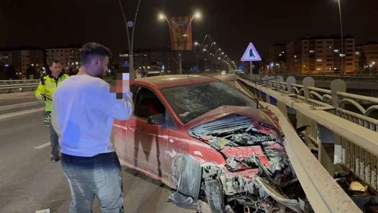 Kayseri’de karşı yola geçen otomobil param parça oldu!