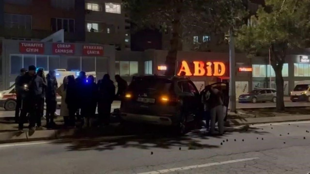 Kayseri Melikgazi’de kontrolden çıkan otomobil ağaca çarptı: Sürücü yaralandı