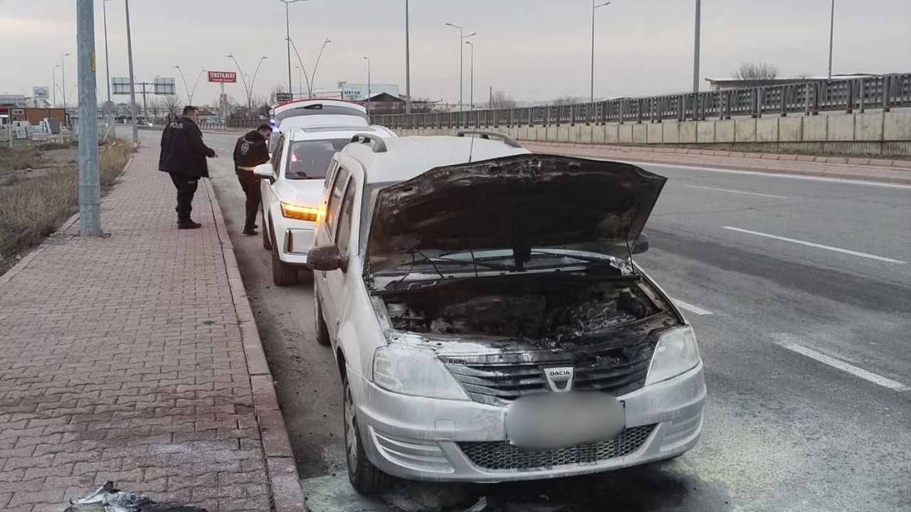 Kayseri’de seyir halindeki otomobil yandı