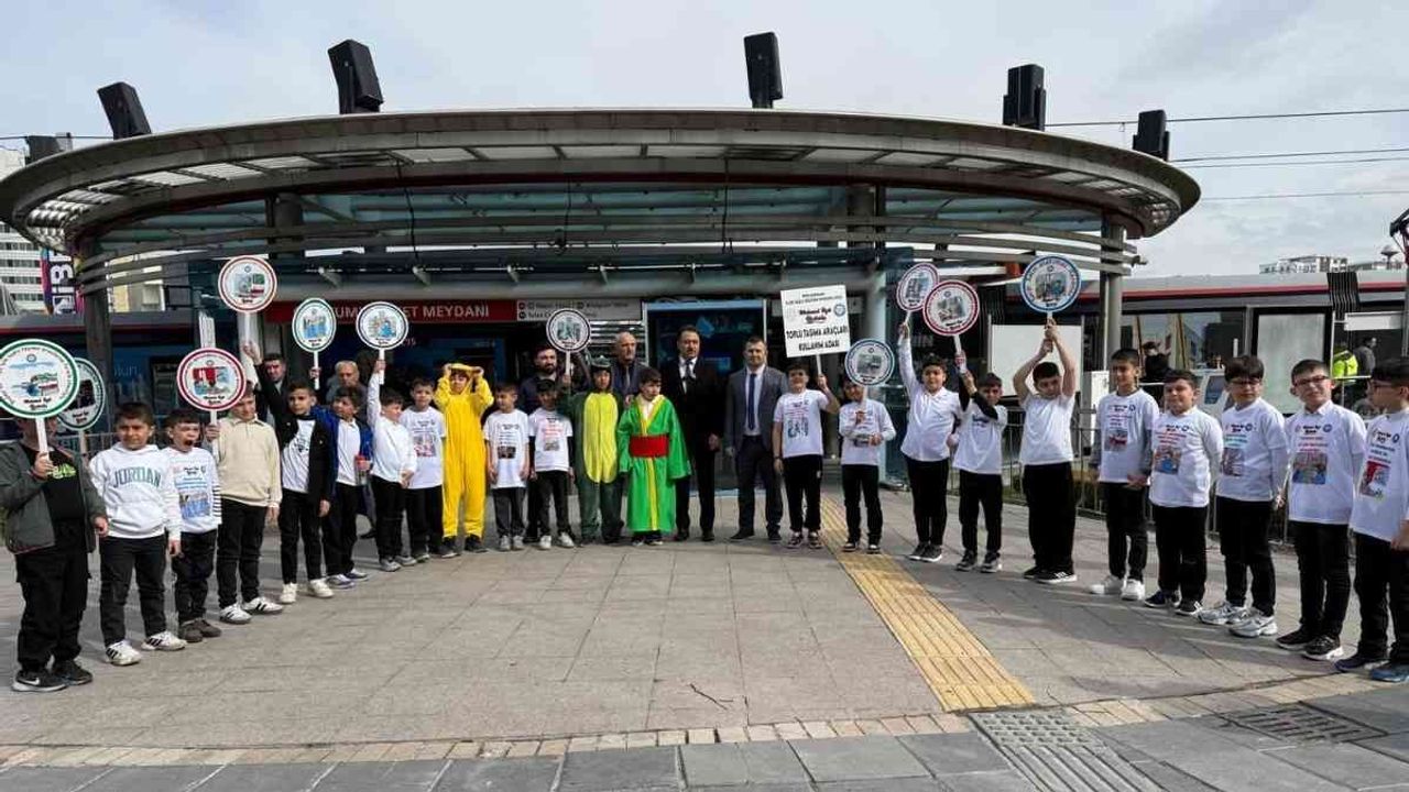 Kayserili çocuklar pankartlarla Cumhuriyet Meydanı’na geldi: ‘Nezaket yolda kalmasın!’