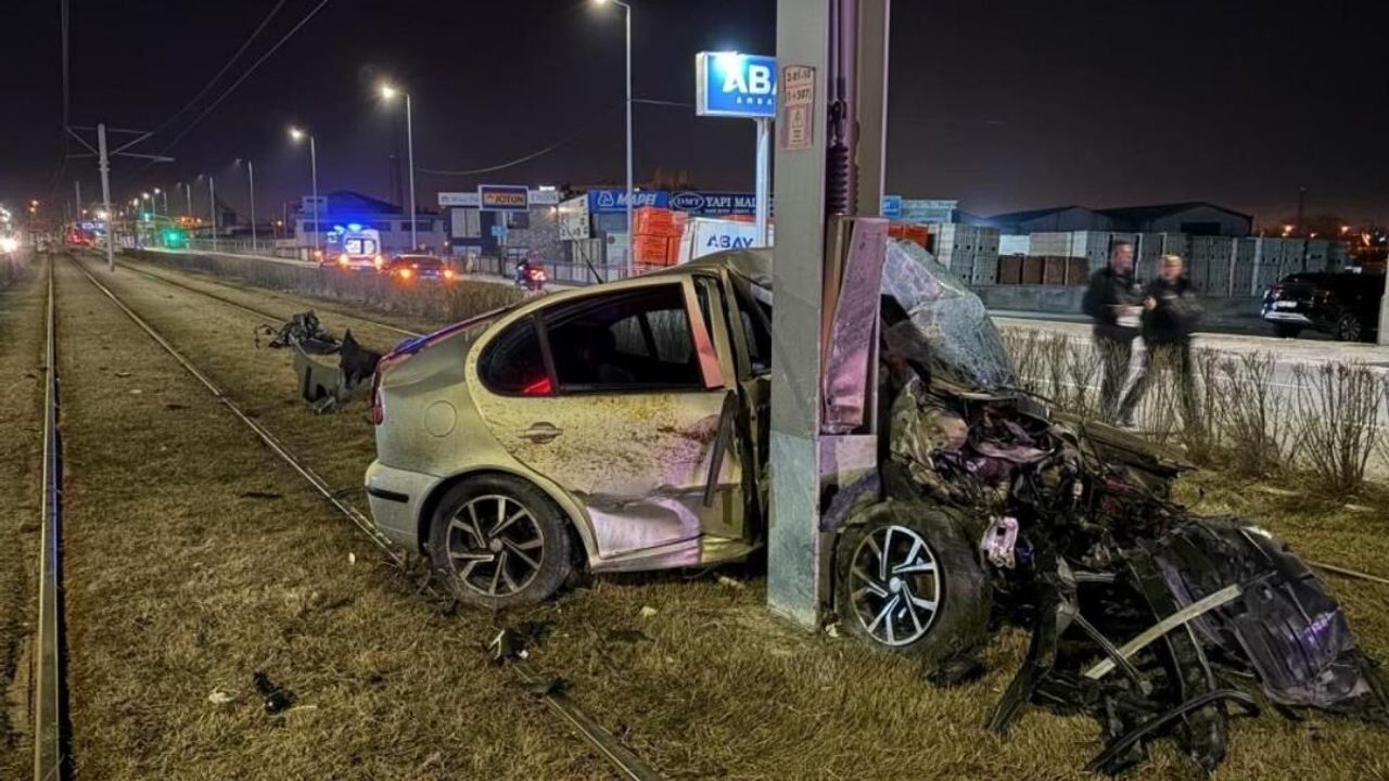 Kayseri’de trafik kazazı: Tramvay yolundaki direğe çarpan araç ikiye bölündü