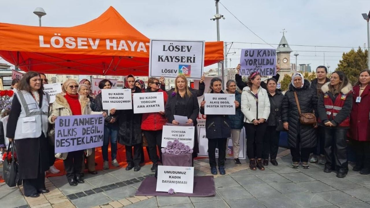 LÖSEV’den Kayseri Cumhuriyet Meydanı’nda kadınlar günü etkinliği