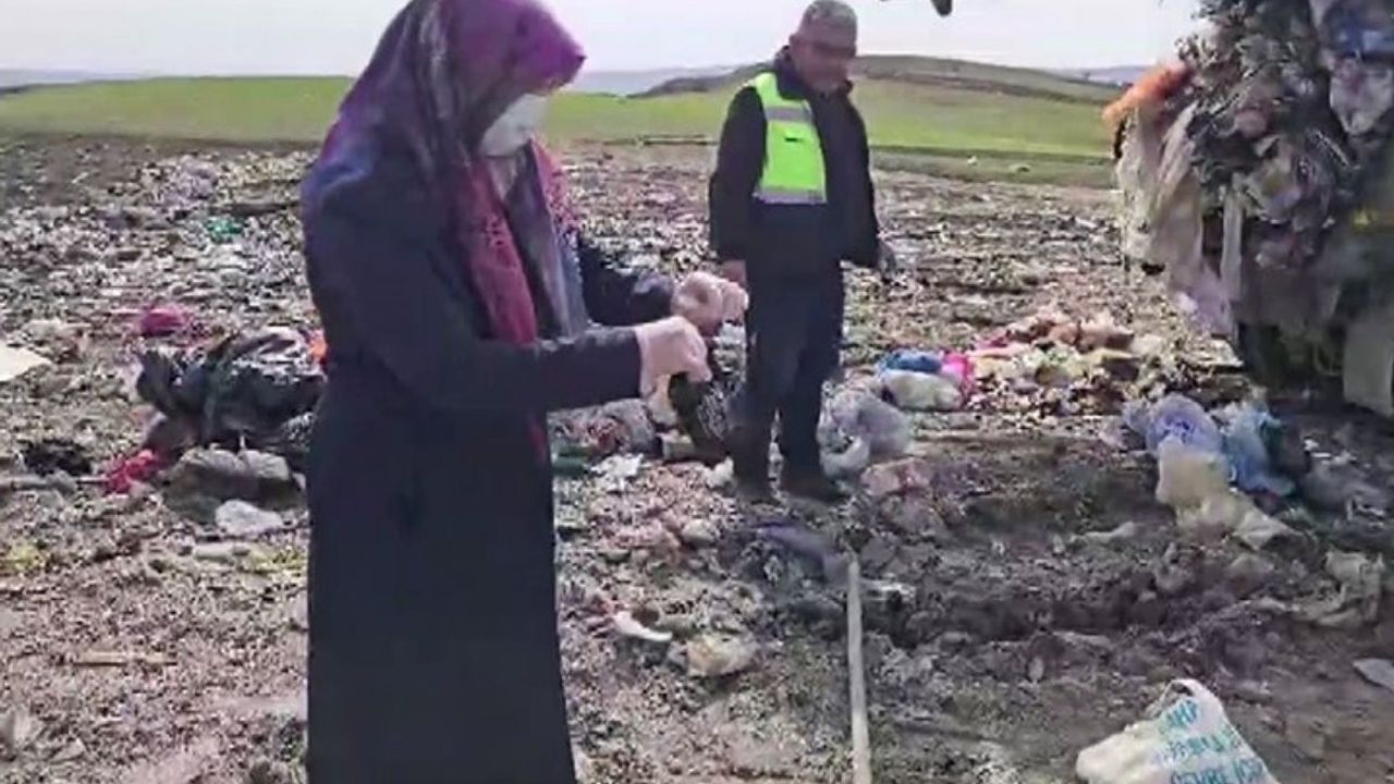 Çöpe atılan altınlar son anda kurtarıldı! Lahana poşetinden servet çıktı