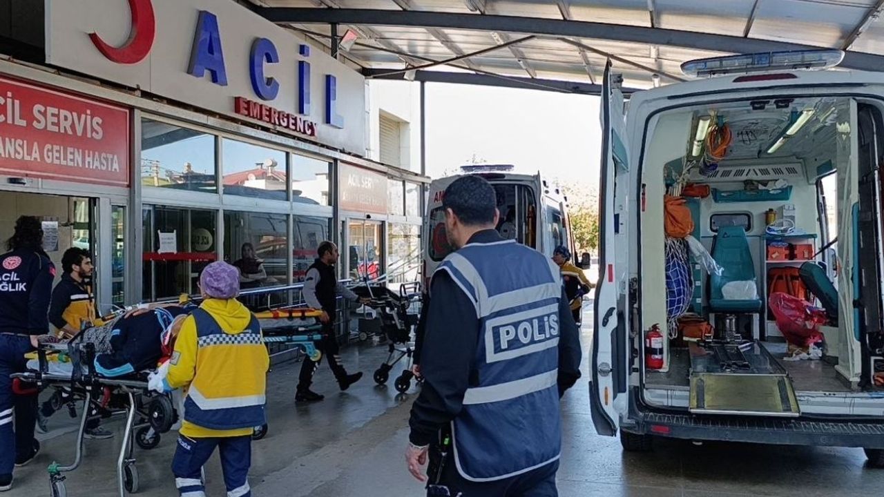 Adana tarım işçilerini taşıyan minibüs devrildi: 15 yaralı