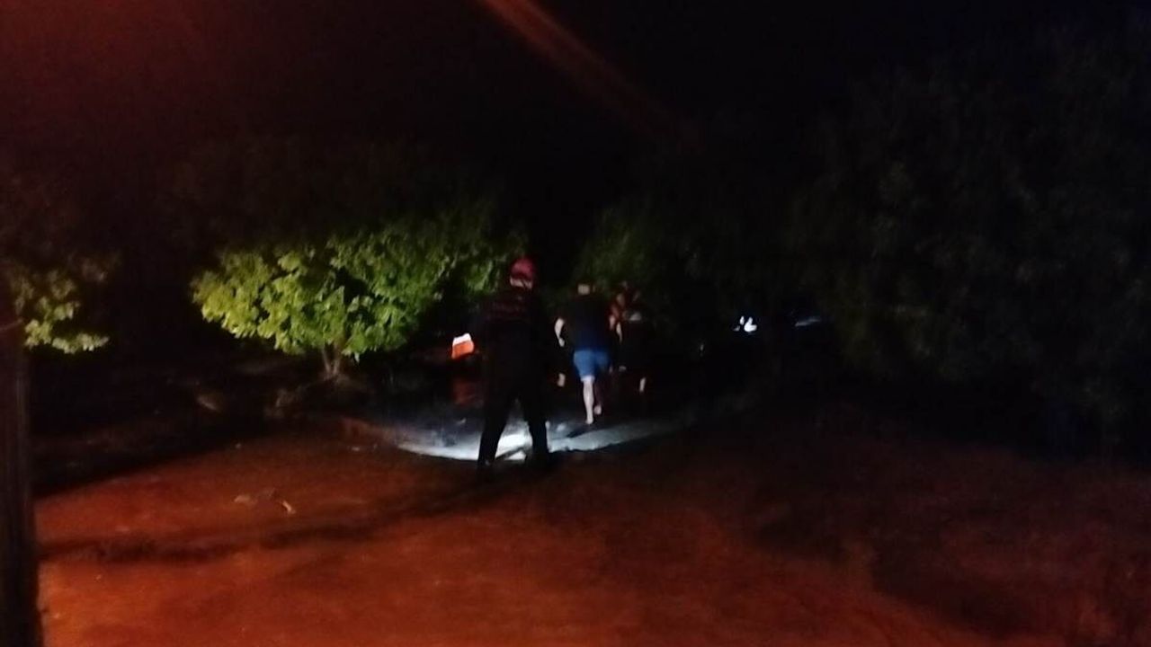 Komşuda sel felaketi! Akıntıya kapılan bir kişi hayatını kaybetti