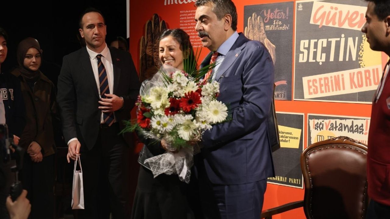 Bakan Tekin'den Fadime öğretmene şaşırtan doğum günü sürprizi