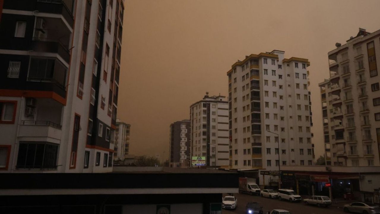 Çöl tozu etkisiyle çamur yağdı! Öğrenciler zor anlar yaşadı