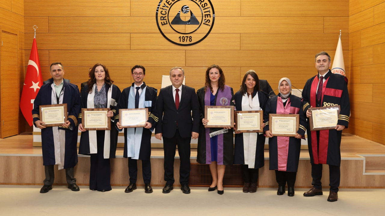 ERÜ’ye 7 Yeni Profesör: Akademisyenler cübbe giyerek göreve başladı!