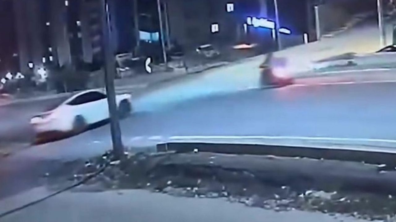 Motosikletliye çarpan Tesla sürücüsü kayıplara karıştı!