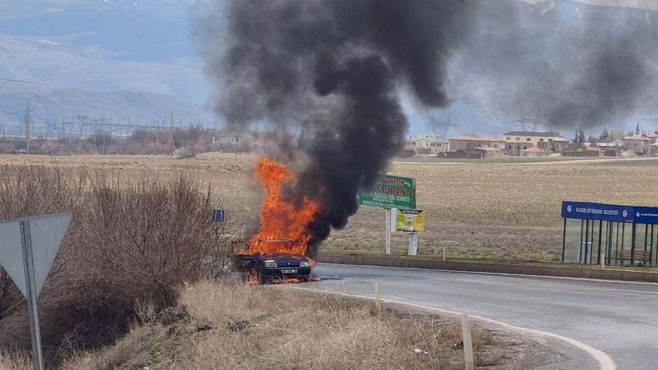 Kayseri’de seyir halindeki otomobil alevlere teslim oldu