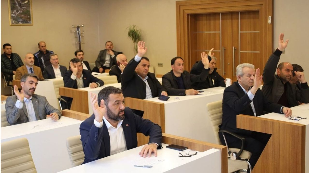 Yahyalı’da dikkat çeken gelişme: AK Parti’ye geçen isimler göreve seçildi