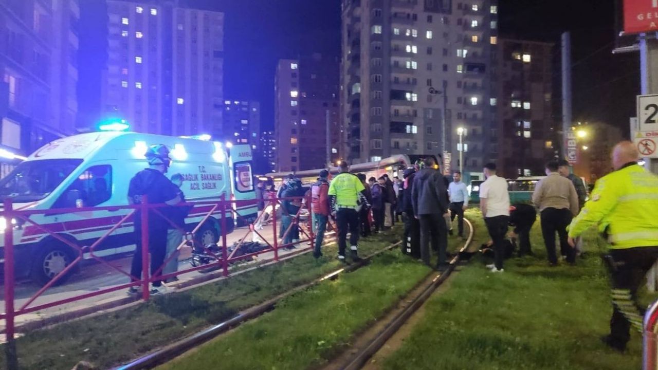 Kayseri'de motosiklet sürücüsü tramvay durağına çarptı!